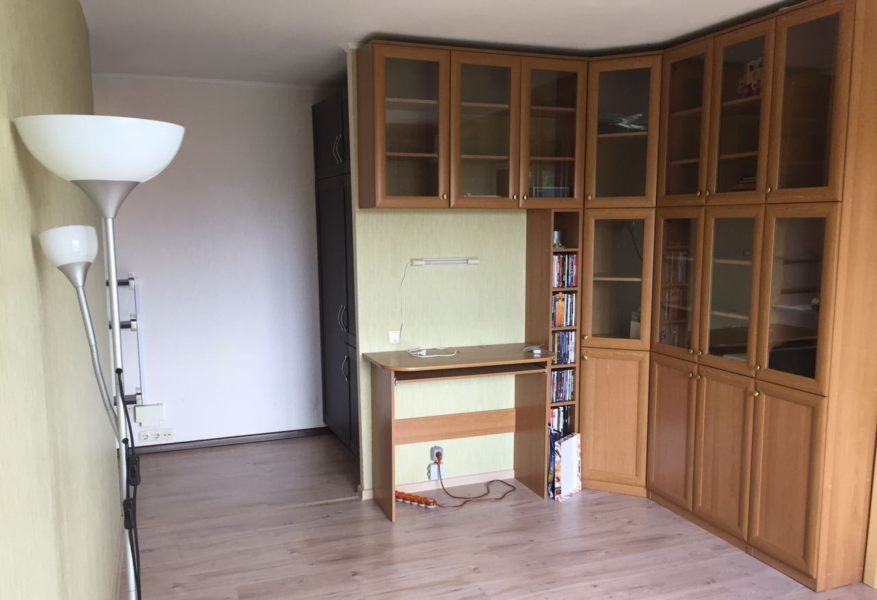 Продается трехкомнатная квартира в москве 50 кв.м., метро ул.